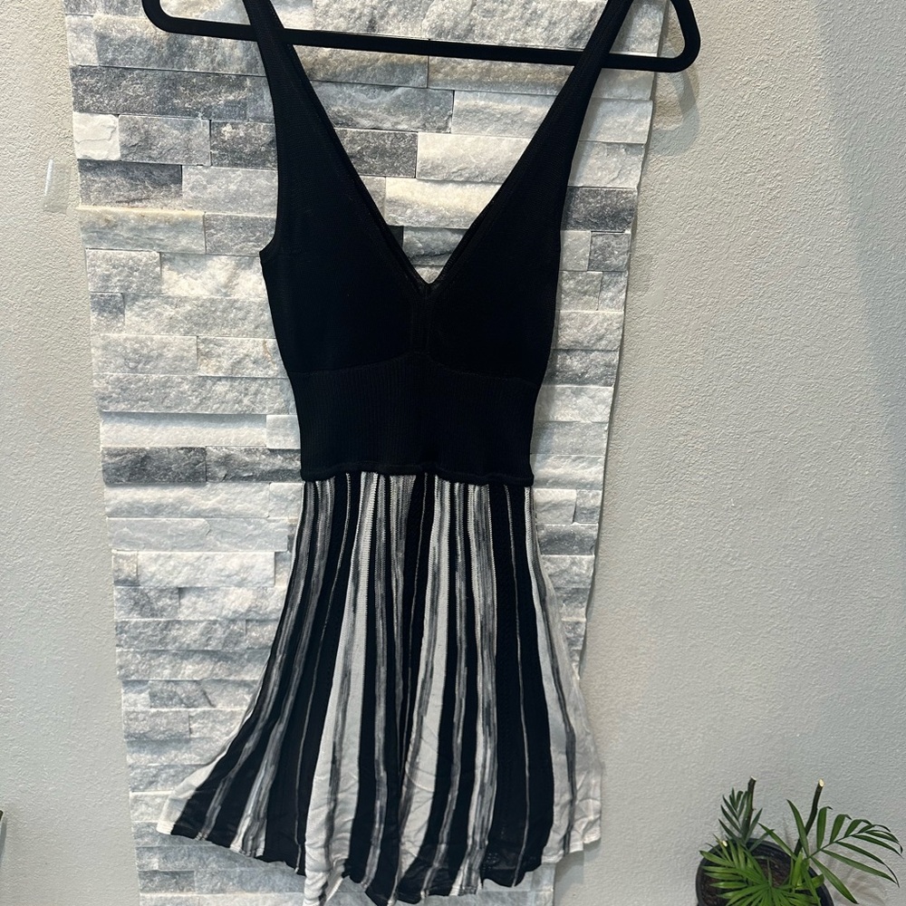 Guess Black and White Pleated V-Neck Cocktail Dress - Picture 9 of 15